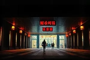 《白墙里的声音》铲开的墙面与录音带剧照